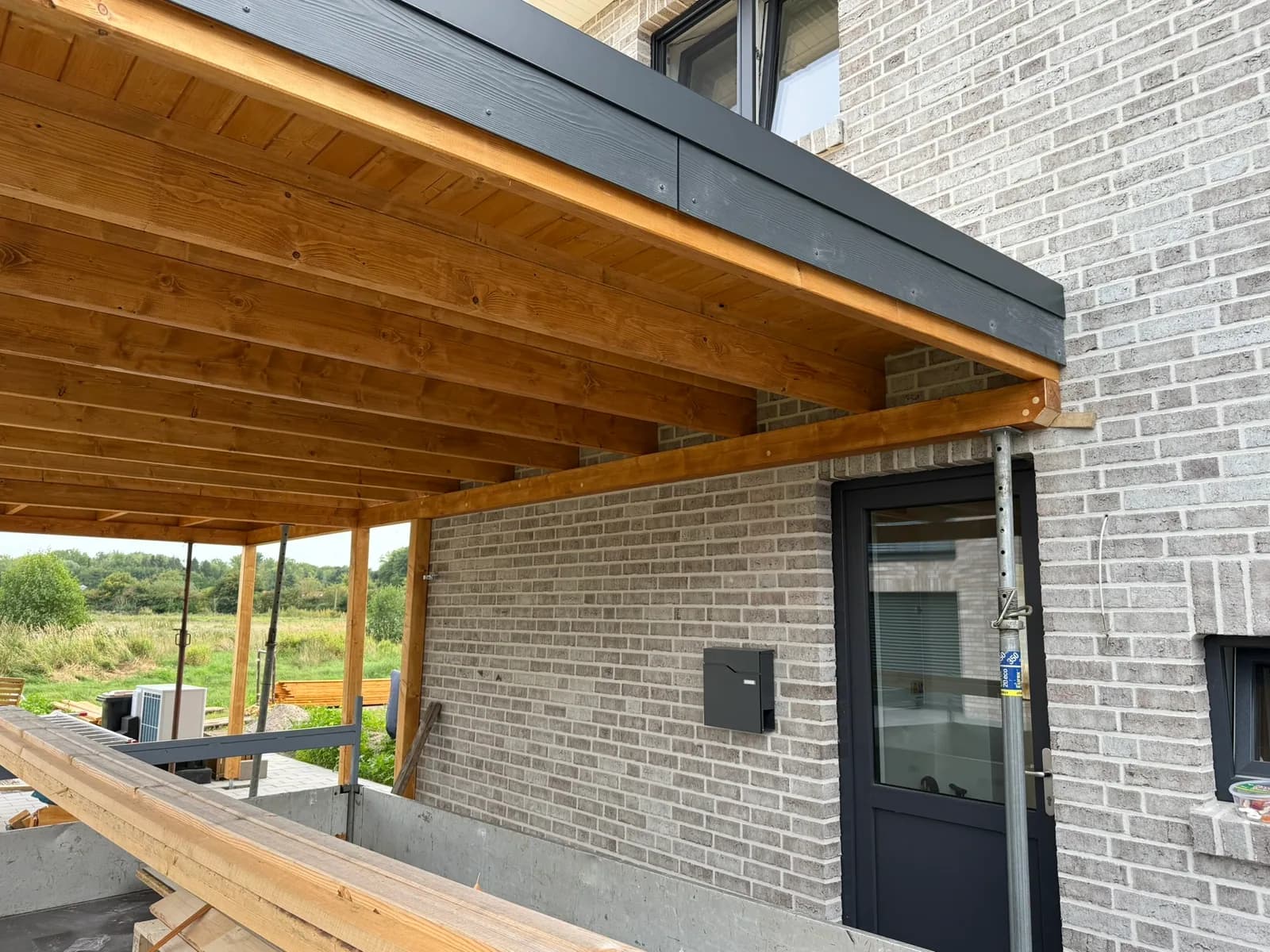 Detail der Dachkonstruktion des Carports