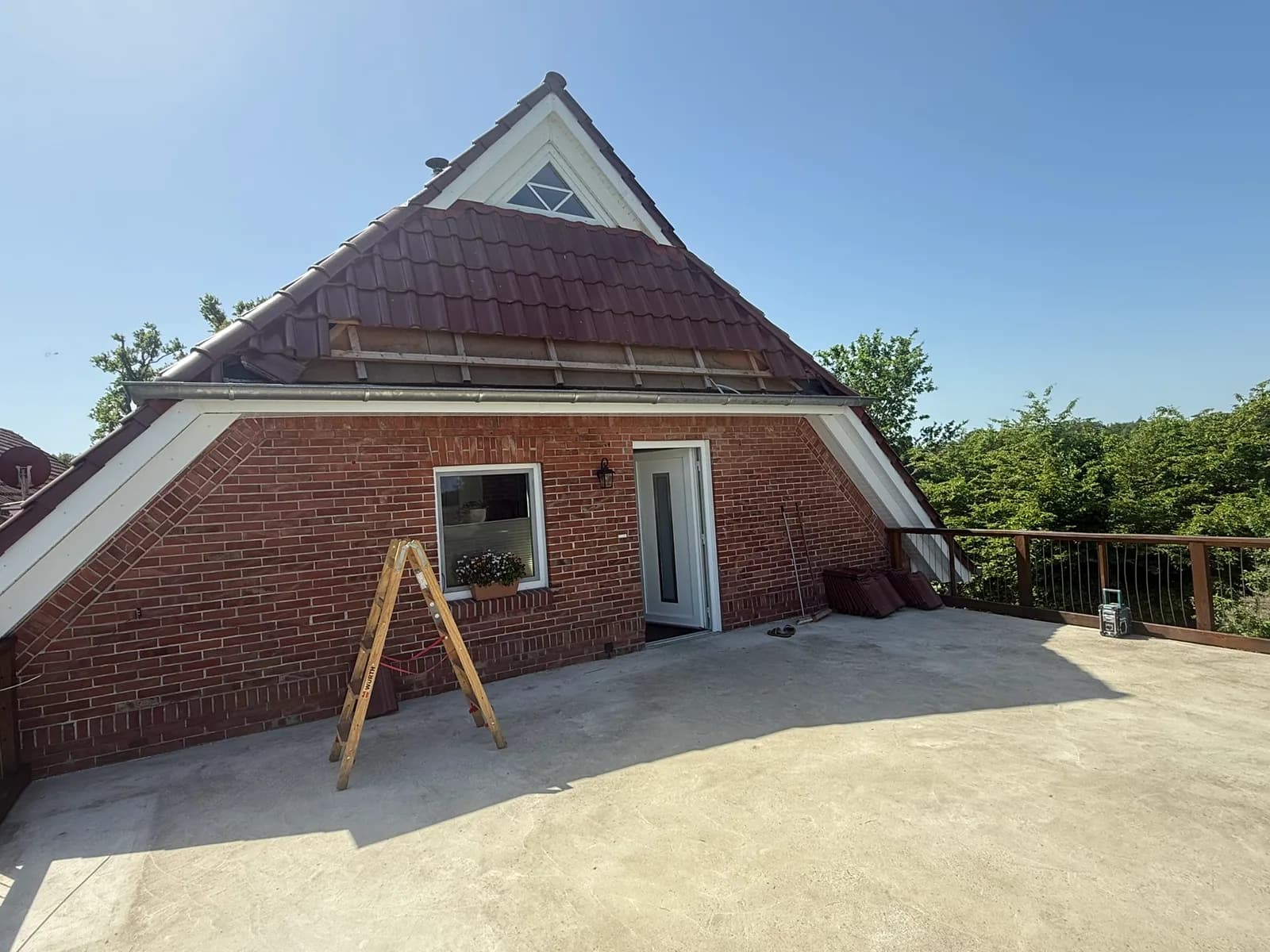 Leere Betonterrasse ohne Überdachung vor dem Bau