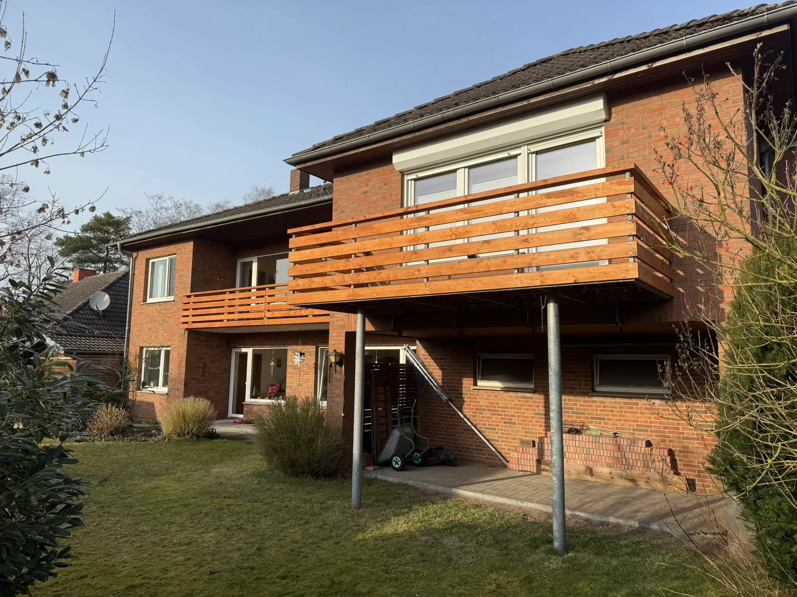 Haus mit fertig saniertem Balkongeländer aus Holz