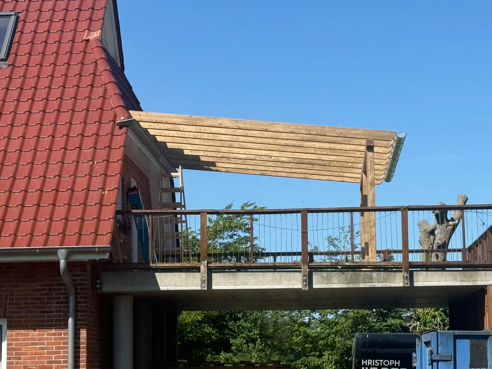 Detail der Holzkonstruktion während des Aufbaus